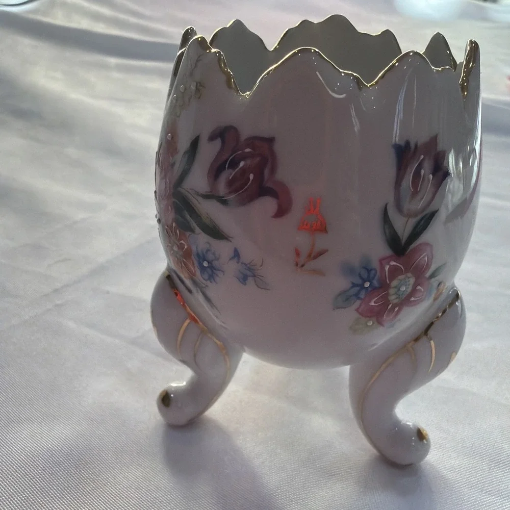 VINTAGE HANDPAINTED PORCELAIN FOOTED EGG‎ VASE FLORAL PATTERN RARE Easter Spring